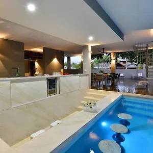 https://the-port-douglas-beach-house.cairnshotels4all.com